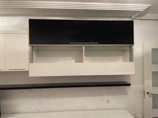 Mueble de salón blanco y negro