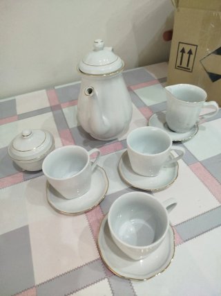 Juego de café de cerámica blanco con detalles dora
