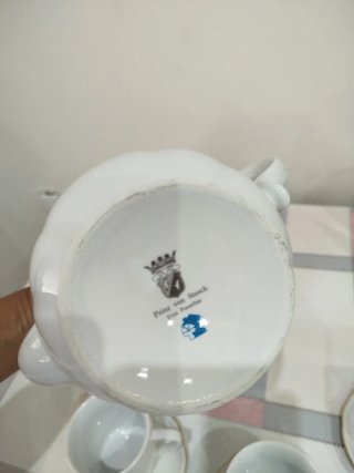 Juego de café de cerámica blanco con detalles dora