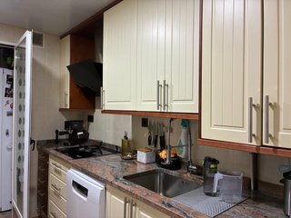 Cocina con encimera de granito y electrodomesticos