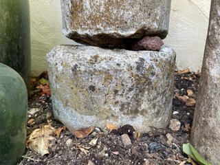 Columna y base de piedra granito