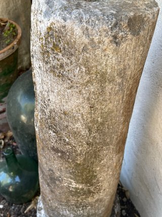 Columna y base de piedra granito