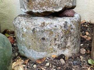 Columna y base de piedra granito