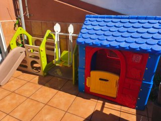 Columpio y tobogán para niños