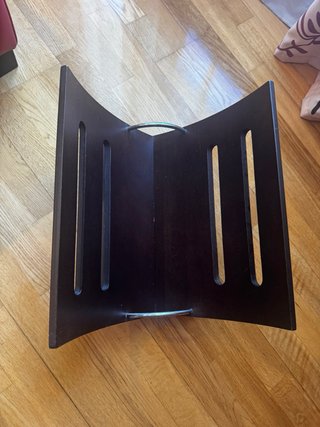 Revistero de madera oscuro