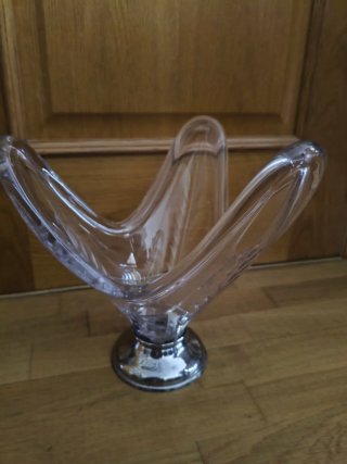 Jarrón de cristal con base metálica