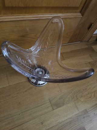 Jarrón de cristal con base metálica