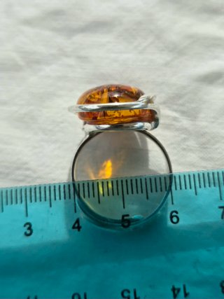 Anello con pietra ambra