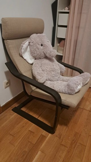 Sillón de madera oscura y tapizados en beige