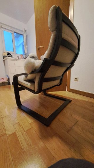 Sillón de madera oscura y tapizados en beige