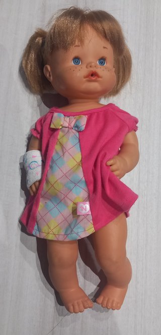 Muñeca Nenuco con brazo escayolado