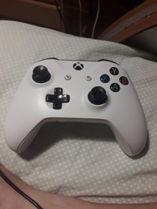 Xbox One S Blanca + 2 Mandos + 26 Juegos