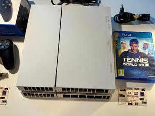 Playstation 4 Bianca + 2 Controller