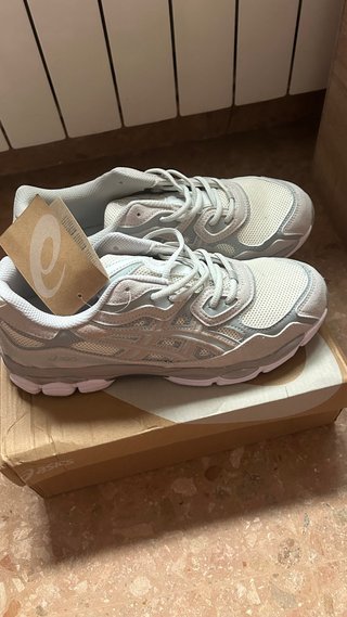 Zapatillas Asics beige y grises