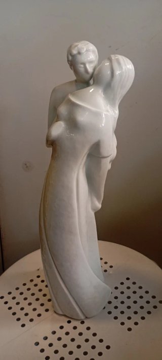Figura de porcelana pareja besándose