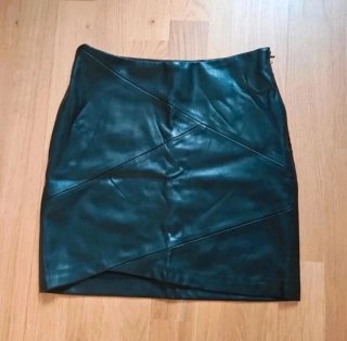 Minifalda Zara polipiel negra Talla XS