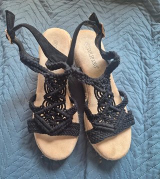 Sandalias de cuña negras y beige. Vista creada con