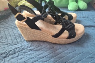 Sandalias de cuña negras y beige. Vista creada con