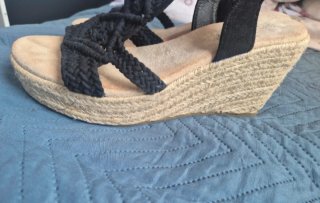 Sandalias de cuña negras y beige. Vista creada con