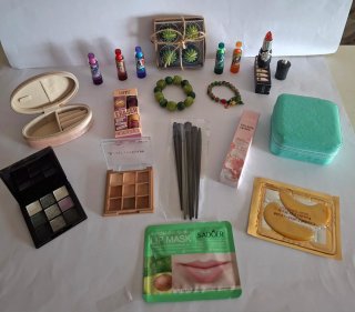 Lote Maquillaje y Accesorios: USHAS, Joyero, Broch