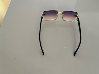 Gafas de lujo doradas y moradas