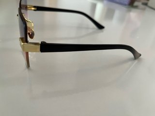 Gafas de lujo doradas y moradas