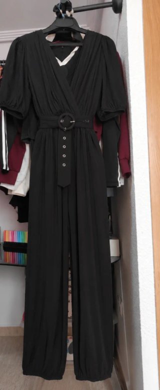 Mono ancho negro con cinturón.