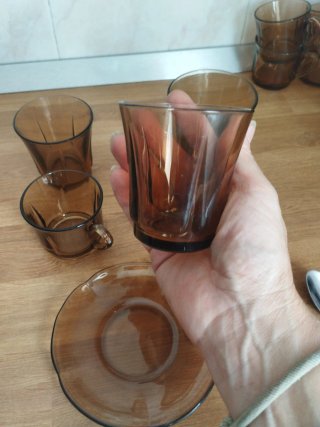 Juego de vasos, tazas y platillos de cristal