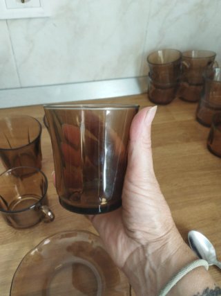 Juego de vasos, tazas y platillos de cristal