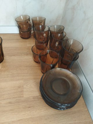 Juego de vasos, tazas y platillos de cristal