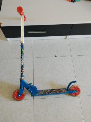 Patinete infantil azul con diseño