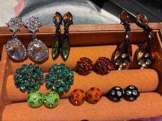 25 Pendientes Brillantes y 2 Anillos