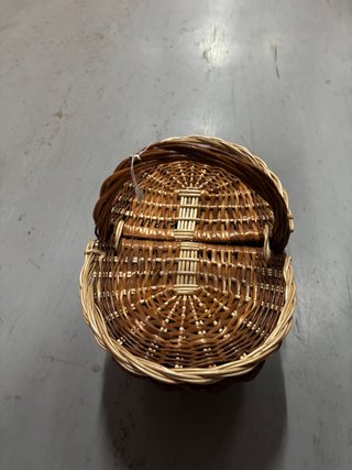 Cesta de mimbre ovalada con asa