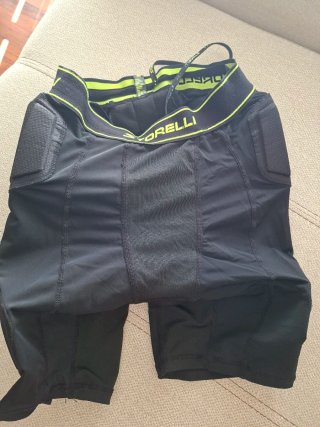 Pantalón corto portero con protecciones