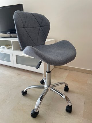 Silla de oficina gris con ruedas