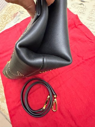 Bolso Carolina Herrera Negro Dorado Tachuelas.
