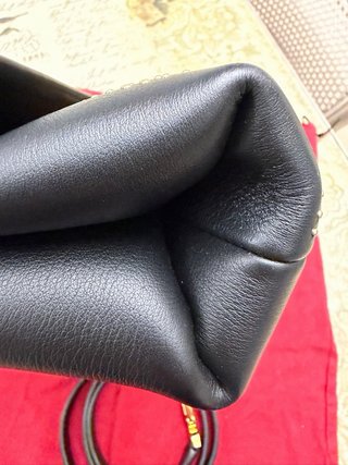 Bolso Carolina Herrera Negro Dorado Tachuelas.