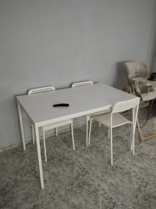 Mesa y 3 Sillas Blancas