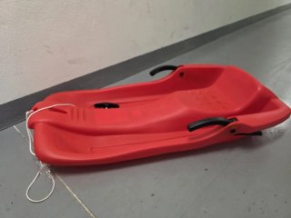 Trineo rojo con cuerda