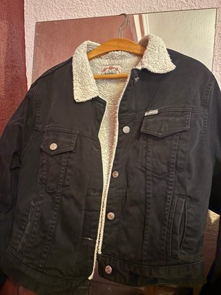 Chaqueta vaquera negra con forro polar