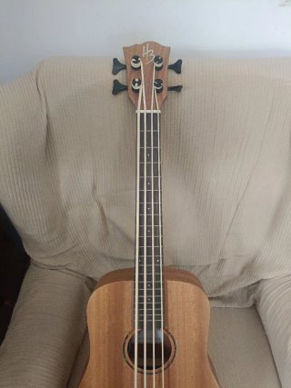 Ukelele Bajo Ukebass marca Harley Benton.