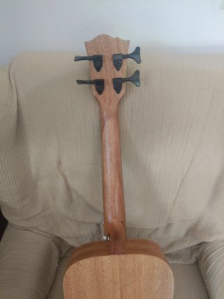Ukelele Bajo Ukebass marca Harley Benton.