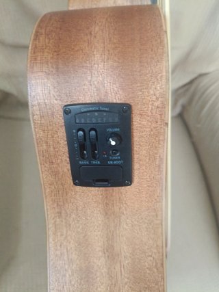 Ukelele Bajo Ukebass marca Harley Benton.