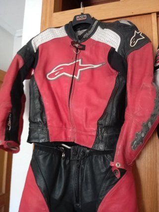 Traje de cuero moto deportivo