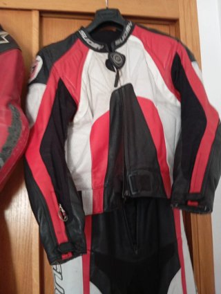 Traje de cuero moto deportivo
