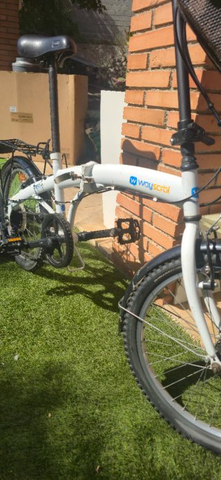 Bicicleta plegable urbana blanca