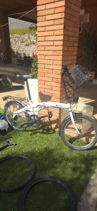 Bicicleta plegable urbana blanca
