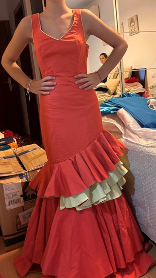 Traje de flamenca coral y verde