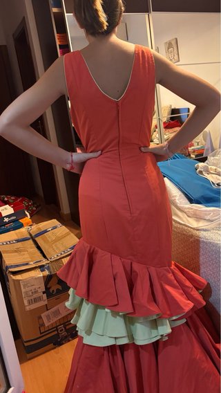Traje de flamenca coral y verde