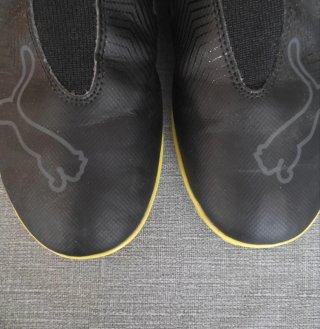 Botas de fútbol Puma negras y amarillas